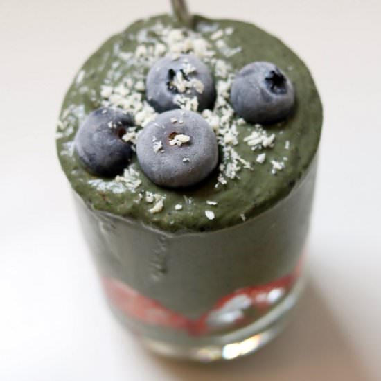 Low-Sugar Berry Green Smoothie - Recipe photo by Nutritious Life