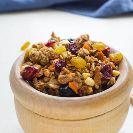Naturally Sweetened Crunchy Granola - Recipe photo by garlic and zest