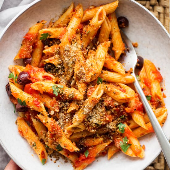 Arrabbiata with vegan parmesan - Recipe photo by lazycatkitchen