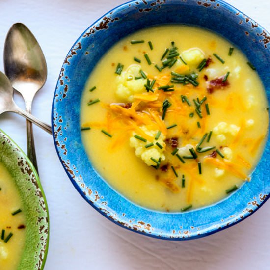Cheesy Cauliflower Soup - Recipe photo by the food blog