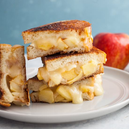 Apple and Brie Grilled Cheese - Recipe photo by Macheesmo