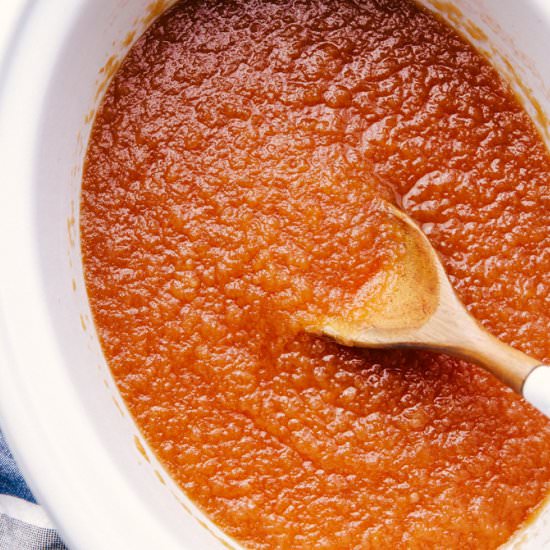THE BEST SLOW COOKER APPLESAUCE - Recipe photo by The Food Cafe