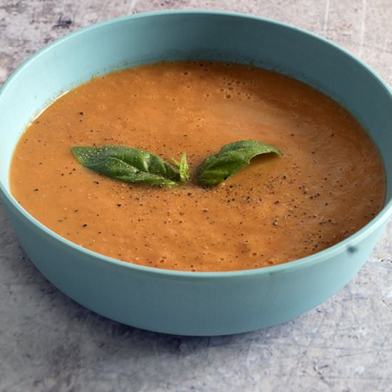 Homemade vegan roasted tomato soup - Recipe photo by Mandy Sneaky Veg