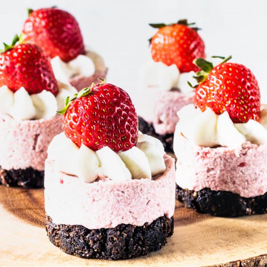 Vegan Strawberry Cheesecake - Recipe photo by piesandtacos
