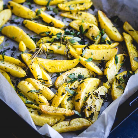 Rosemary & Oregano Roast Potatoes - Recipe photo by cuisinedeli