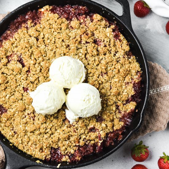 Strawberry Nectarine Skillet Crisp - Recipe photo by Zest and Lemons