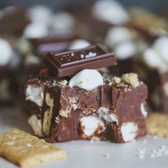 Easy S’mores Fudge - Recipe photo by thebakingchocolatess