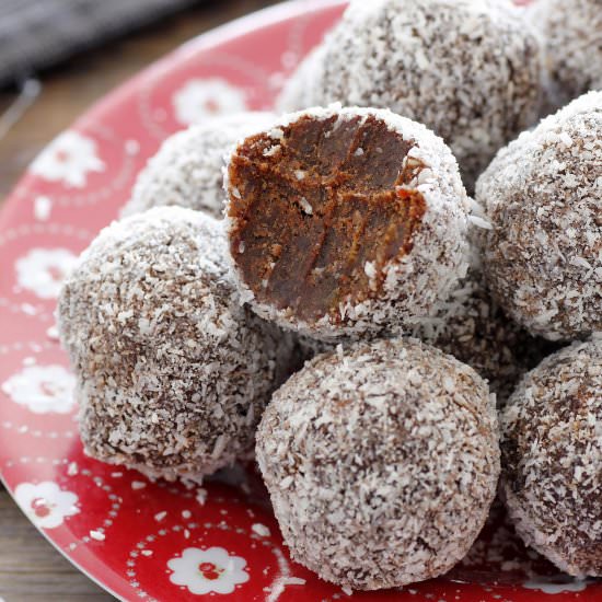 Healthy Chocolate Bites - Recipe photo by lilcookieblog