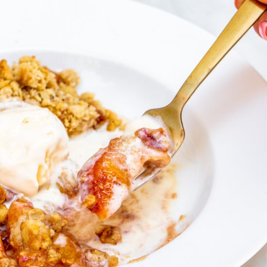 Peach Crumble - Recipe photo by confessionsofabakingqueen