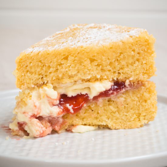 GF Vegan Victoria Sponge - Recipe photo by FriFran