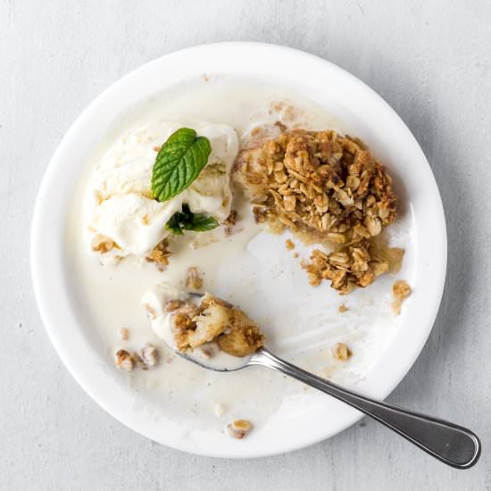 baked apples with oat streusel - Recipe photo by withspice