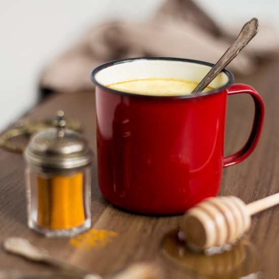 Hot honey rum milk with turmeric - Recipe photo by electricbluefood