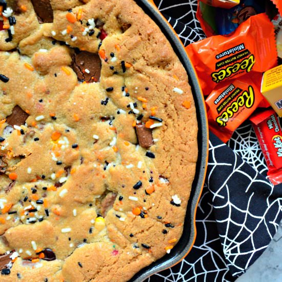 Halloween Candy Skillet Cookie - Recipe photo by katiescucina