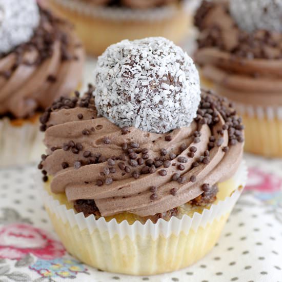Chocolate Snowballs Cupcakes - Recipe photo by lilcookieblog
