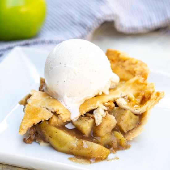 Clove Apple Pie - Recipe photo by confessionsofabakingqueen