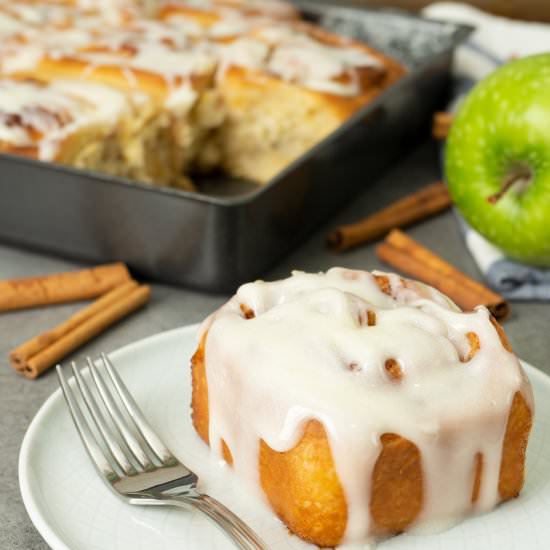 Apple Cinnamon Rolls - Recipe photo by El Mundo Eats