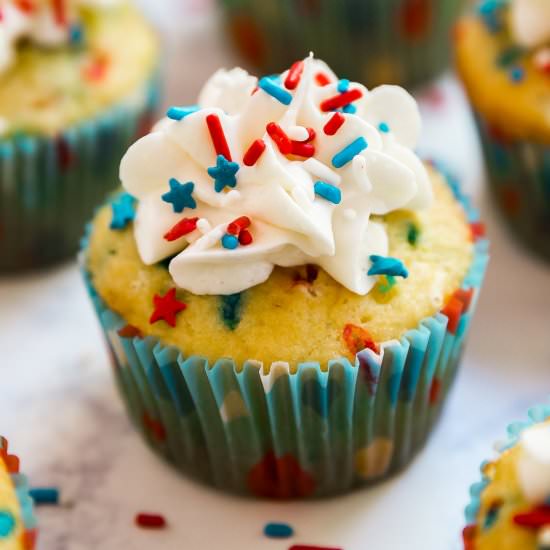 Firecracker Vanilla Cupcakes - Recipe photo by Thelifejolie