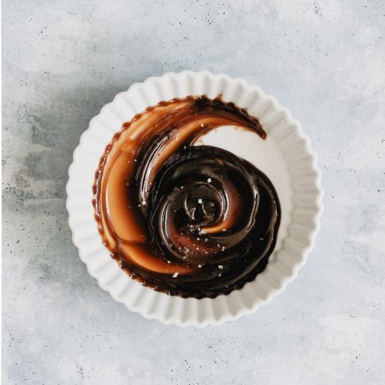2 INGREDIENTS VEGAN CARAMEL SAUCE - Recipe photo by healthylittlecravings