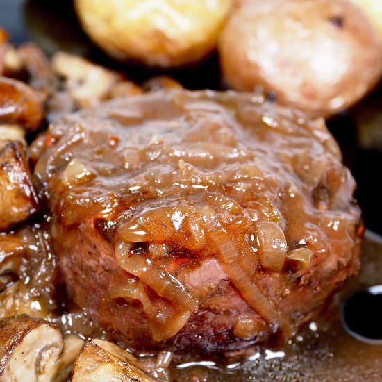 Homemade Onion Gravy with Red Wine - Recipe photo by Homemade and Yummy