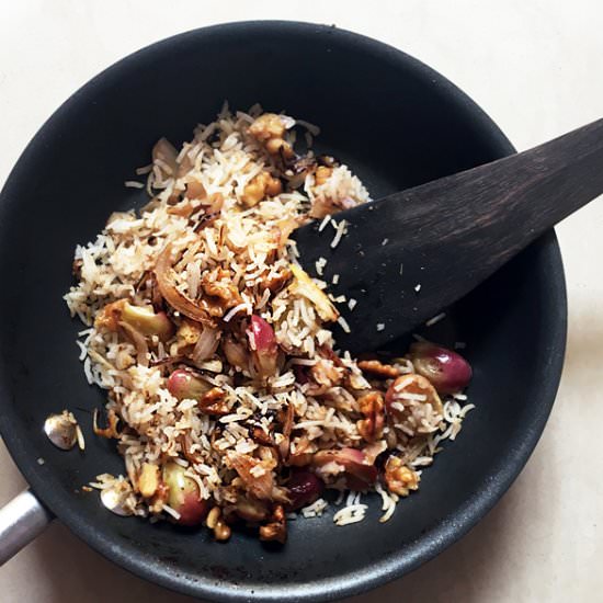 Walnut Grape Fried Rice - Recipe photo by steamingpot