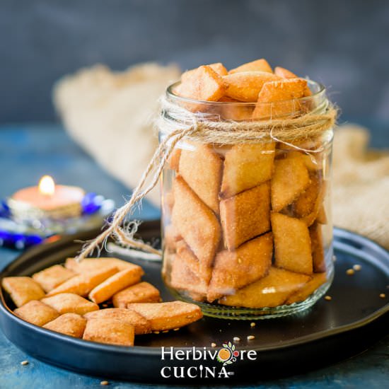 Sweet Shakarpara (Shankarpali) - Recipe photo by Herbivore Cucina