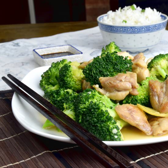 Chicken and broccoli stir-fry - Recipe photo by Taste of Asian Food