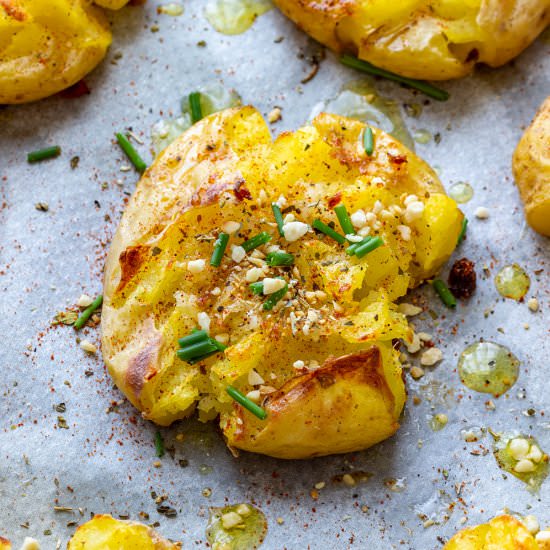 garlic smashed potatoes - Recipe photo by Happy Foods Tube
