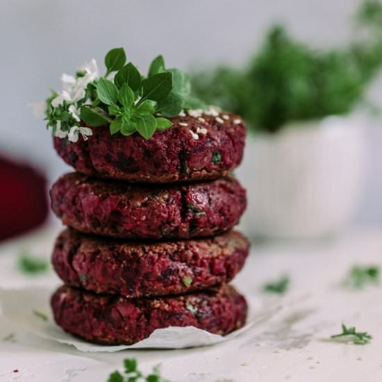 Chickpea and beet burgers - Recipe photo by RainbowInMyKitchen