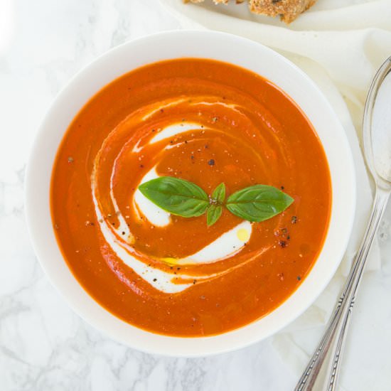 Easy tomato soup with basil - Recipe photo by The clever meal
