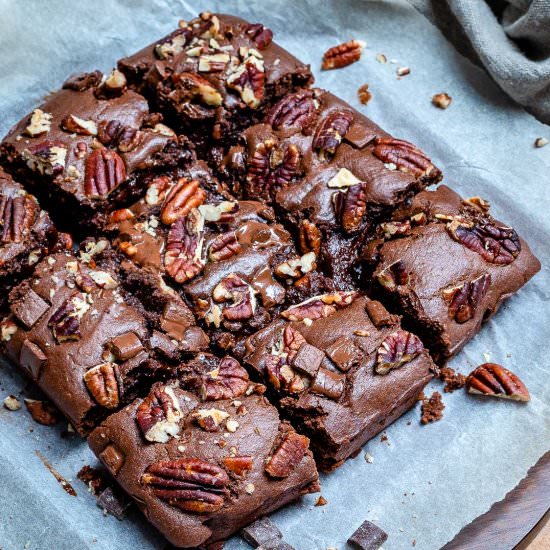 Easy Vegan Chocolate Brownies - Recipe photo by Blondelish.com