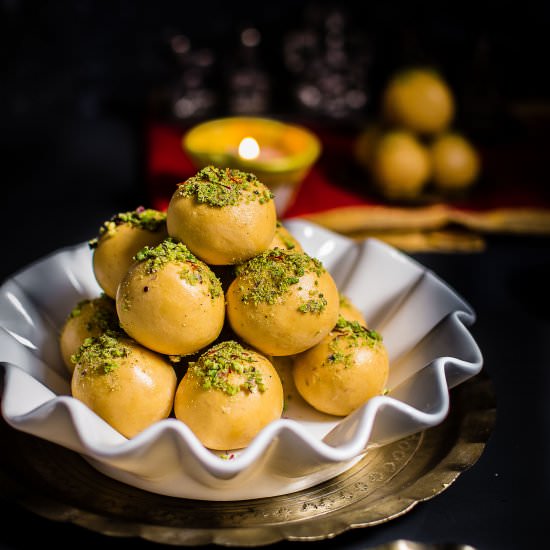 Besan ke ladoo - Recipe photo by Gastronomic Bong