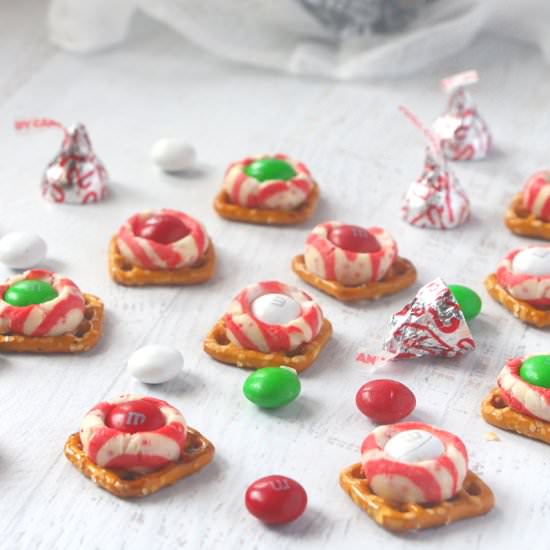 Christmas Pretzel Kisses - Recipe photo by sugarspiceandglitter