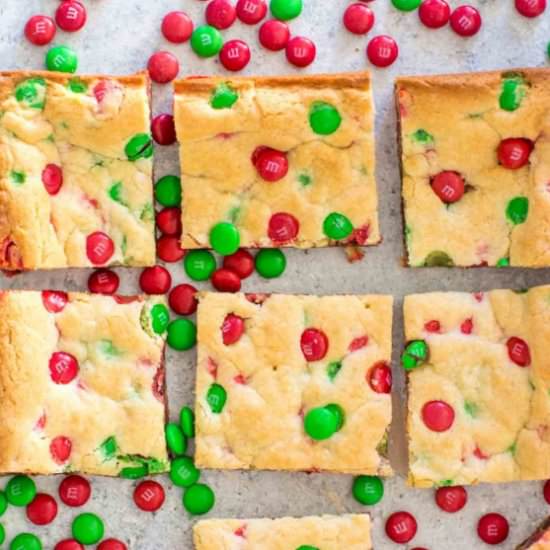 M&M Cookie Bars - Recipe photo by peasandpeonies