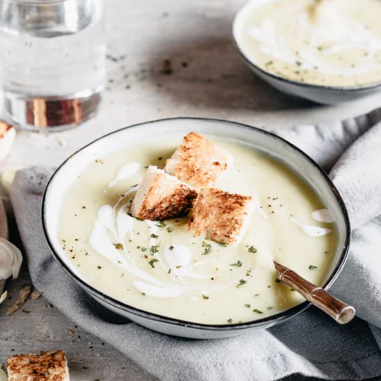 CREAMY POTATO LEEK SOUP - Recipe photo by healthylittlecravings