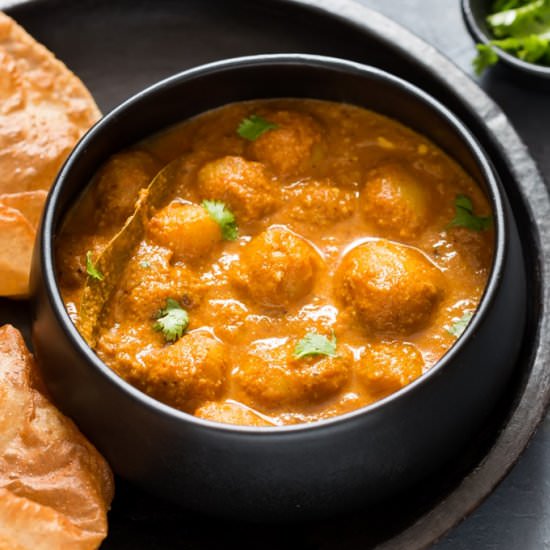Dum Aloo (Slow Cooked Potato Curry) - Recipe photo by currytrail