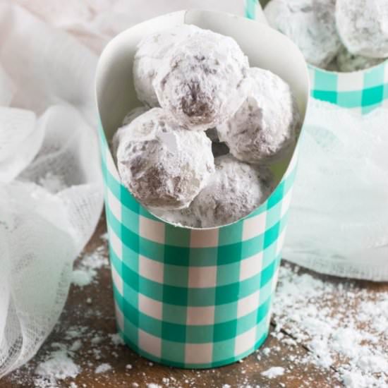 SNOWBALL COOKIES - Recipe photo by noshingwiththenolands