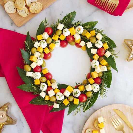 Christmas Wreath Cheese Platter - Recipe photo by BirdsParty