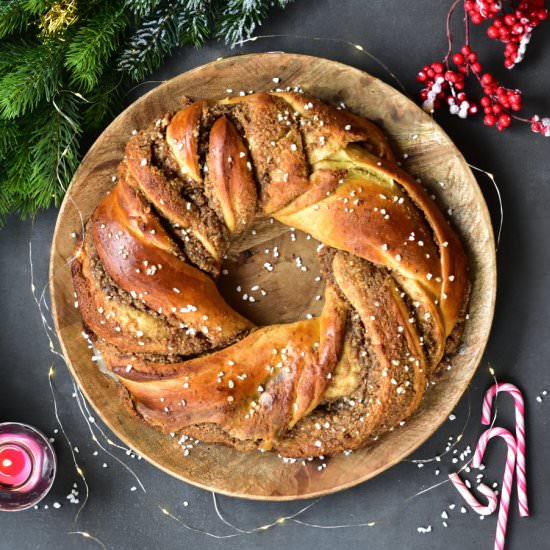 Walnut chocolate babka wreath - Recipe photo by everyday-delicious.com