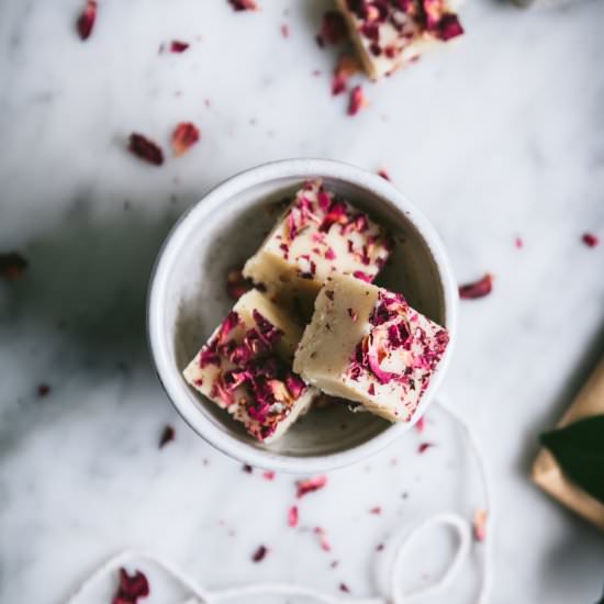 Honey & Rose Macadamia Fudge - Recipe photo by sarahbellnutrition