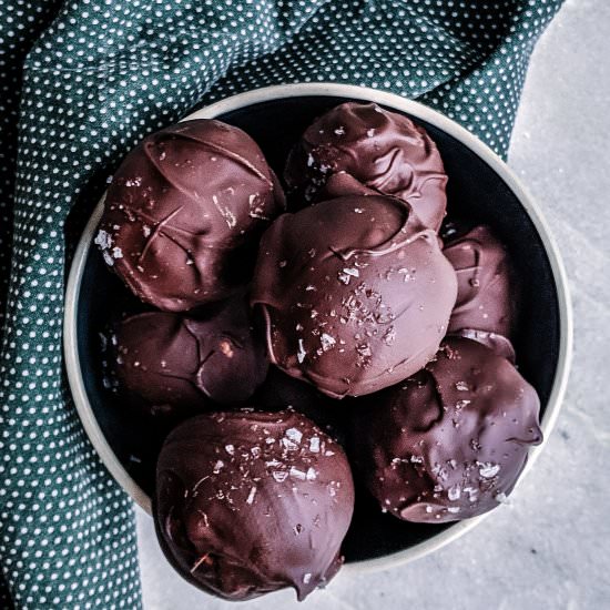 Healthyish peanut butter balls - Recipe photo by cocoaandsalt