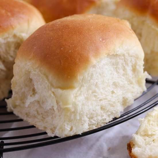 How to Make Dinner Rolls - Recipe photo by adinutza