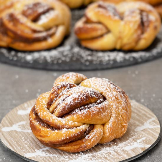 Nutella Babka Buns - Recipe photo by El Mundo Eats