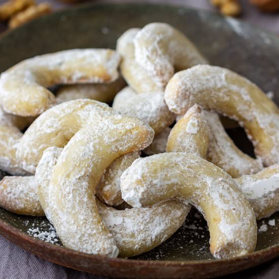 walnut crescent cookies - Recipe photo by Happy Foods Tube