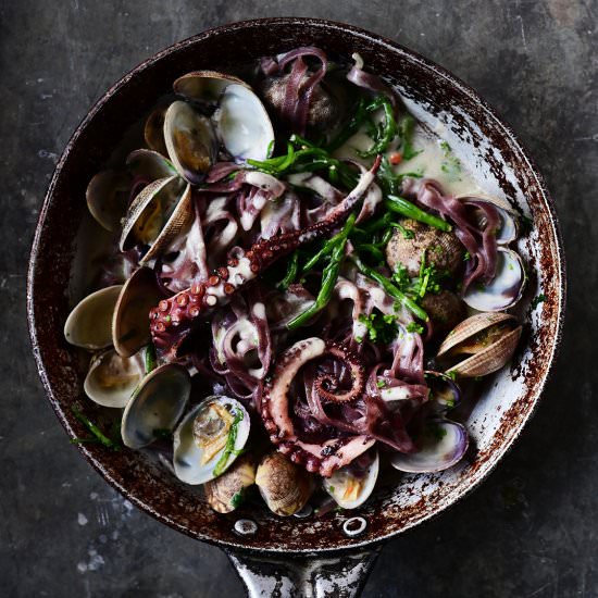 Creamy garlic black pasta - Recipe photo by servingdumplings