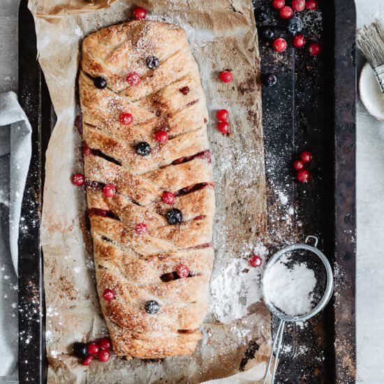BERRY STRUDEL WITH APPLES - Recipe photo by healthylittlecravings