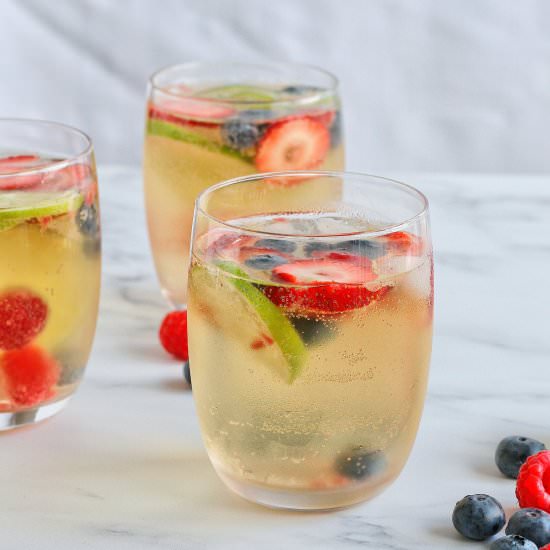 White wine and berry sangria - Recipe photo by vanillafrost4
