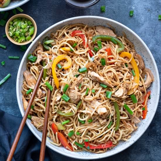 Chicken Hakka Noodles - Recipe photo by cubesnjuliennes