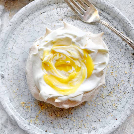 Mini pavlovas with tangerine curd - Recipe photo by SoupAddict
