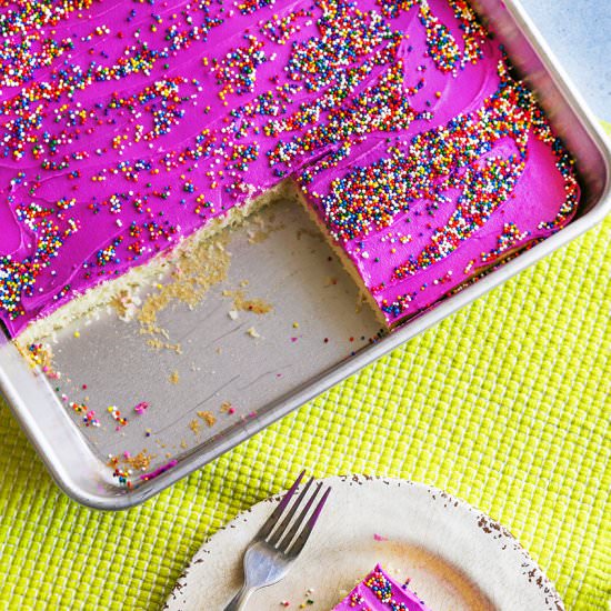 Perfect Vanilla Sheet Cake - Recipe photo by pipandebby