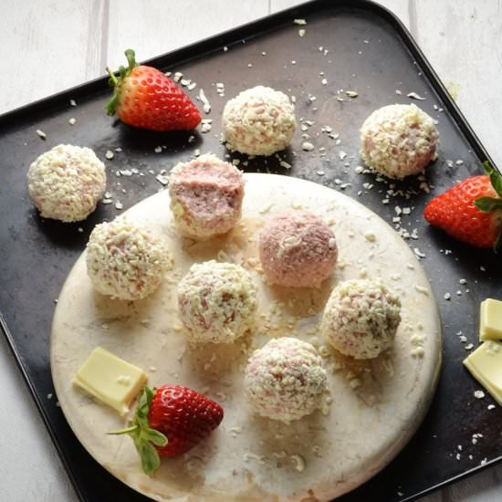 Healthy Strawberry Cheesecake Bites - Recipe photo by everydayhealthyrecipes